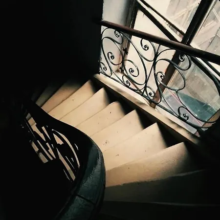 навпроти оперного театру Apartment *