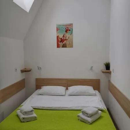 навпроти оперного театру Apartment
