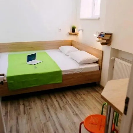 навпроти оперного театру Apartment Lemberg