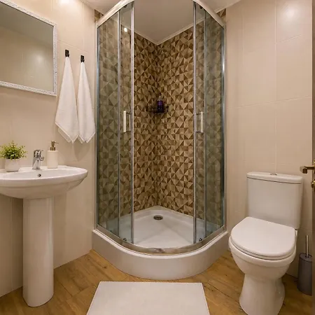 навпроти оперного театру Apartment *