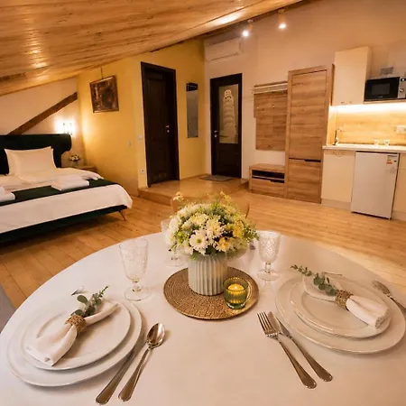 навпроти оперного театру Apartment